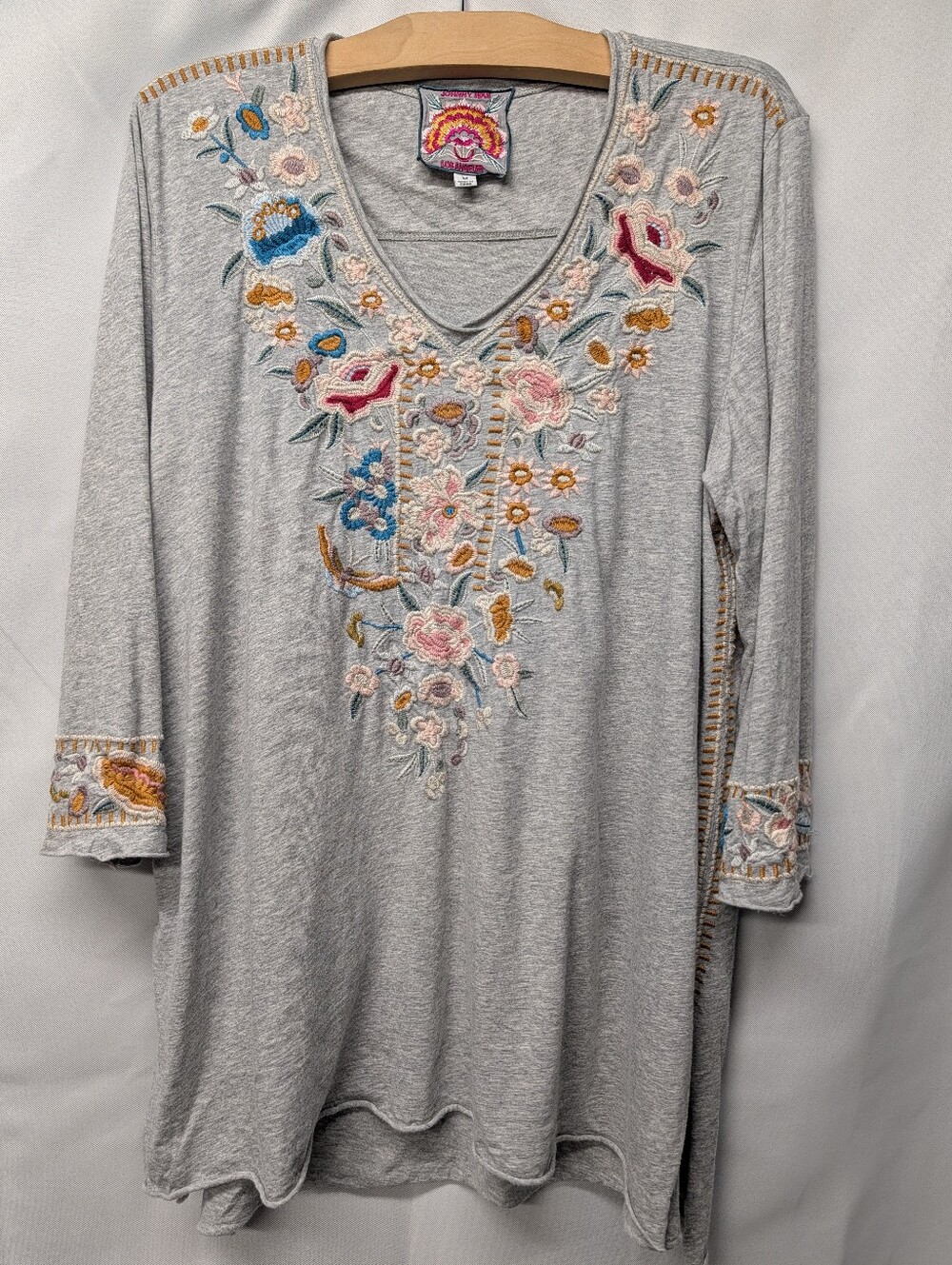 Johnny Was 🩷 Gray Embroidered V-Neck Tunic with Multicolor Floral Detail Size M